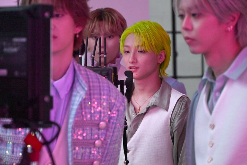 VTRをチェックするメンバー。