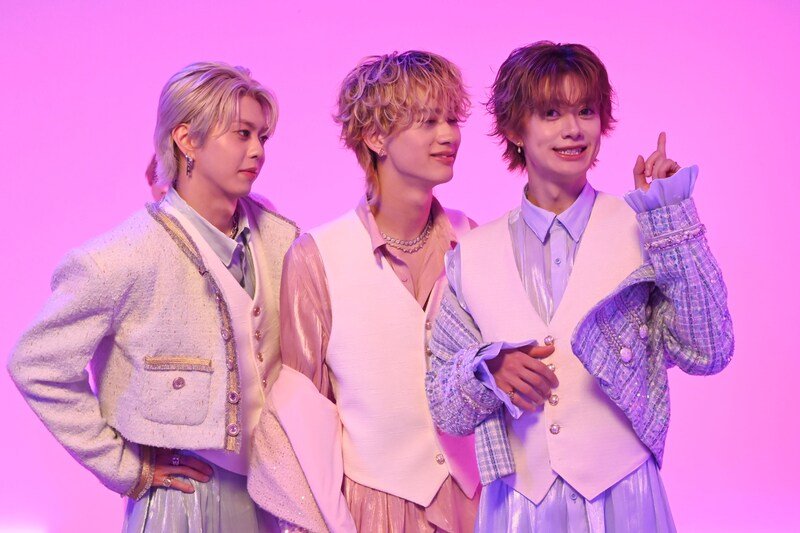 カメラアピールするFUMINORIに近付く(左から)SEIYA、MORRIE。