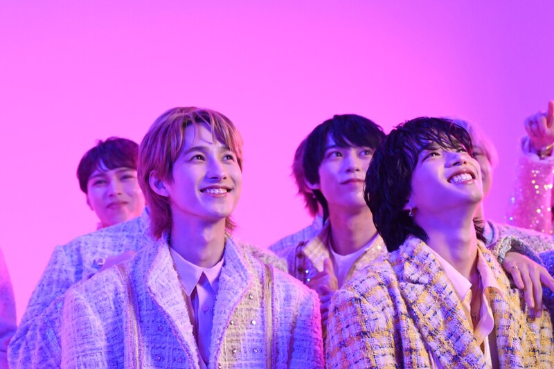 カメラに笑顔を向けるメンバー。