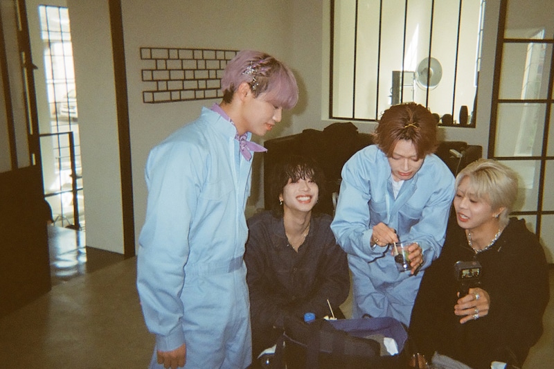 ぶどう飴に夢中なSHOW、SHOOT、FUMINORI、SEIYA(左から)。