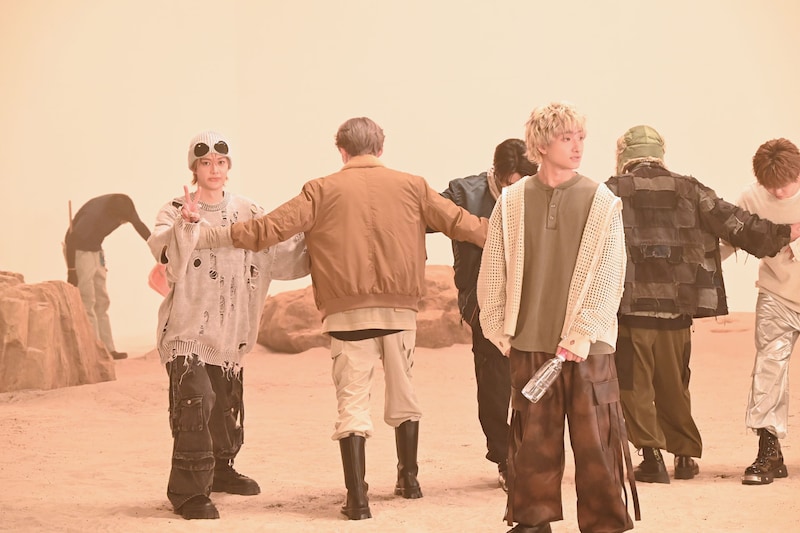 カメラにピースするFUMINORI（左）。