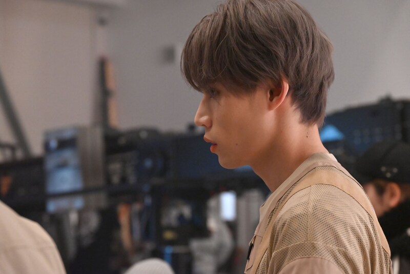 VTRをチェックするTAKUYA。