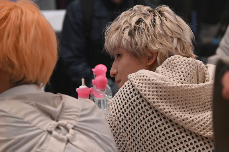 VTRをチェックするFUMIYA。