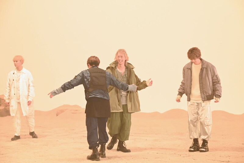 撮影の合間に動きを確認するKEVINとMORRIE。