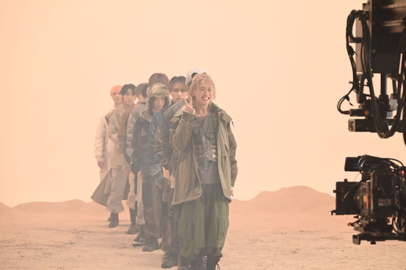 カメラにピースするMORRIE。