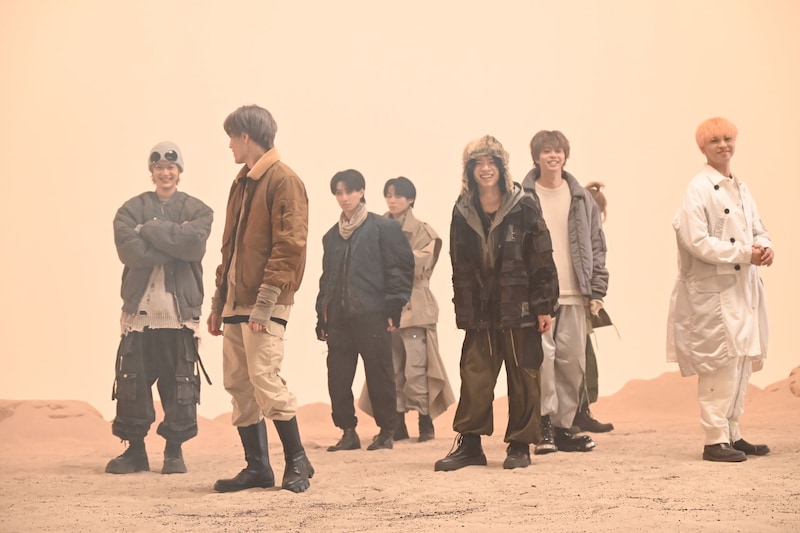 談笑しながらスタンバイするメンバー。