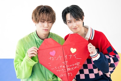 メッセージボードを完成させたTAKUYAとYUMA。