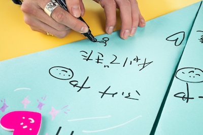 メッセージやイラストを書き入れるSEIYA。