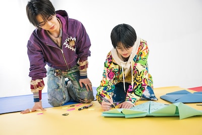 メッセージを書き入れるSEIYAとFUMINORI。