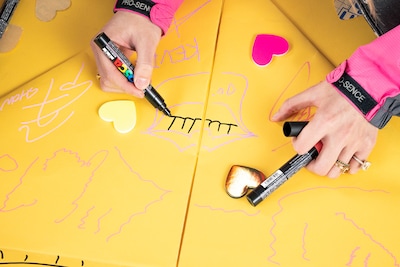 独創的なタッチで絵を描き入れるMORRIE。