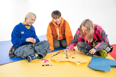 笑い合うSHOW、KEVIN、MORRIE（左から）。