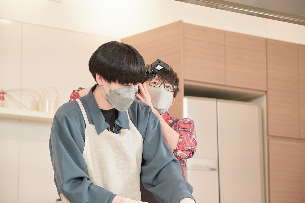 内山昂輝（前）の作業を撮影する豊永利行（後）。