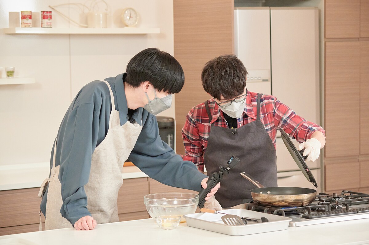 焼け具合を確認する内山昂輝(左)、豊永利行（右）。