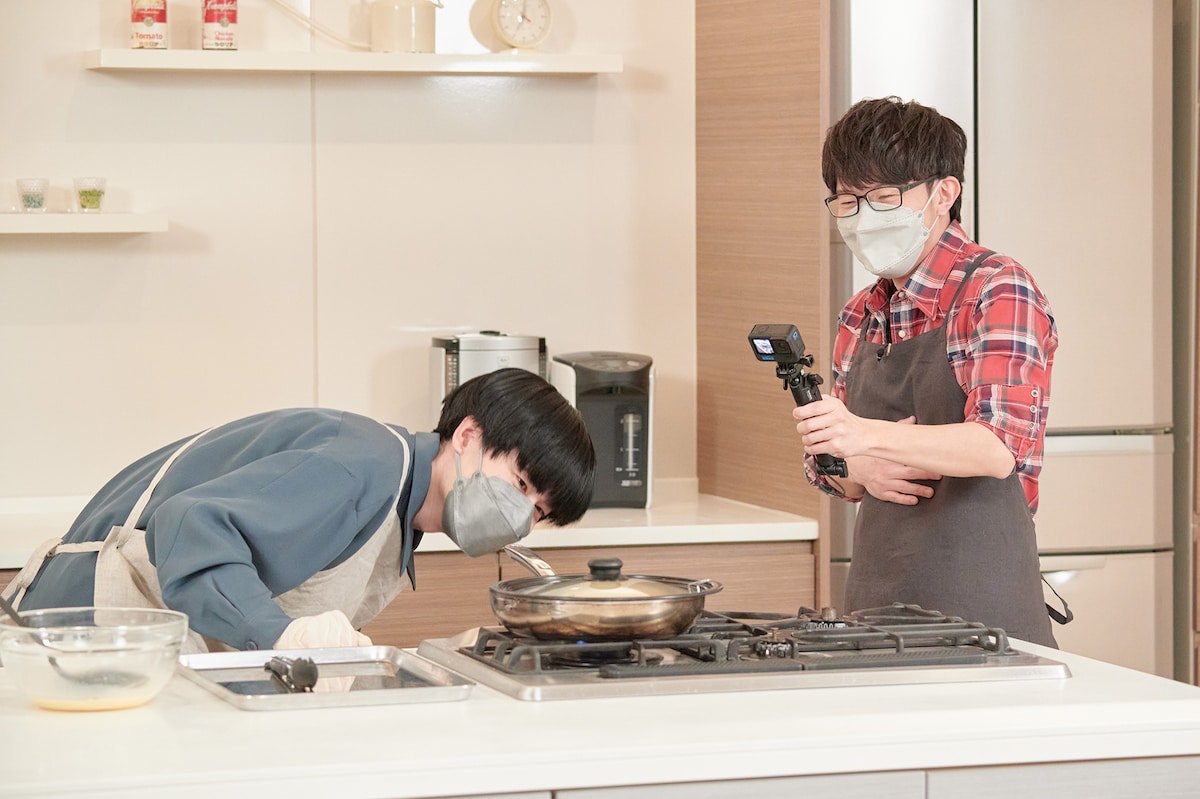 焼け具合を確認する内山昂輝(左)、豊永利行（右）。