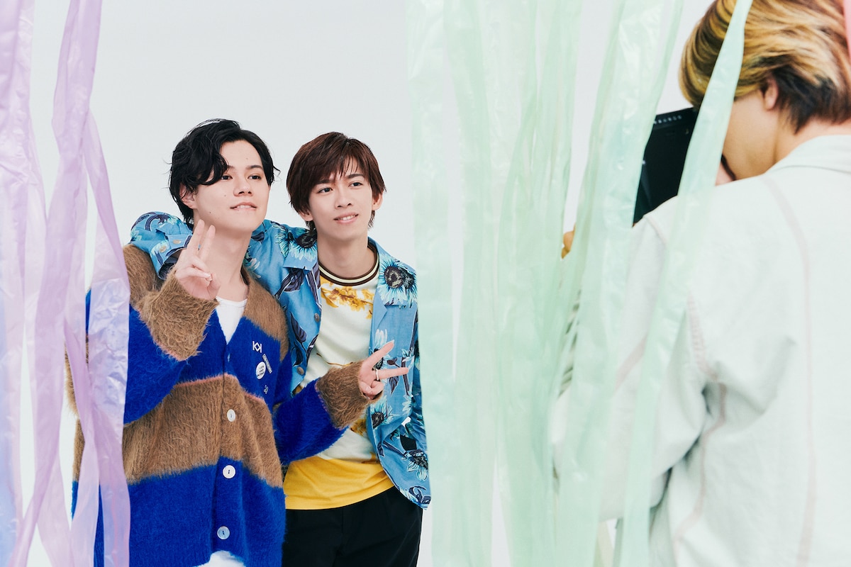 カイとリョウガを撮影するタクヤ。