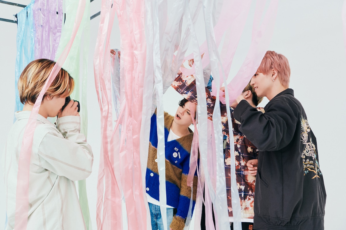 メンバーを撮影するタクヤ。