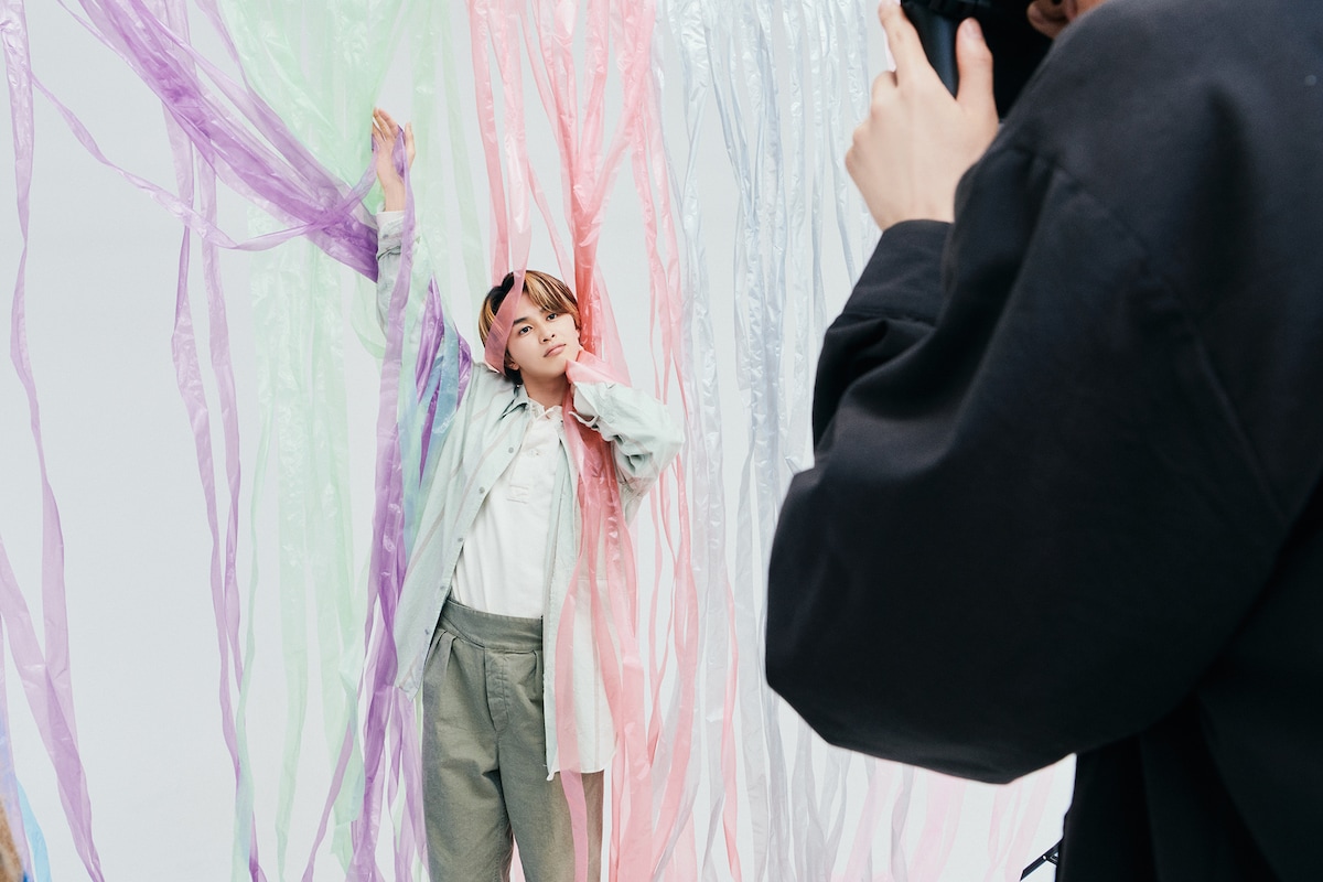 タクヤ（奥）を撮影するタカシ（手前）。