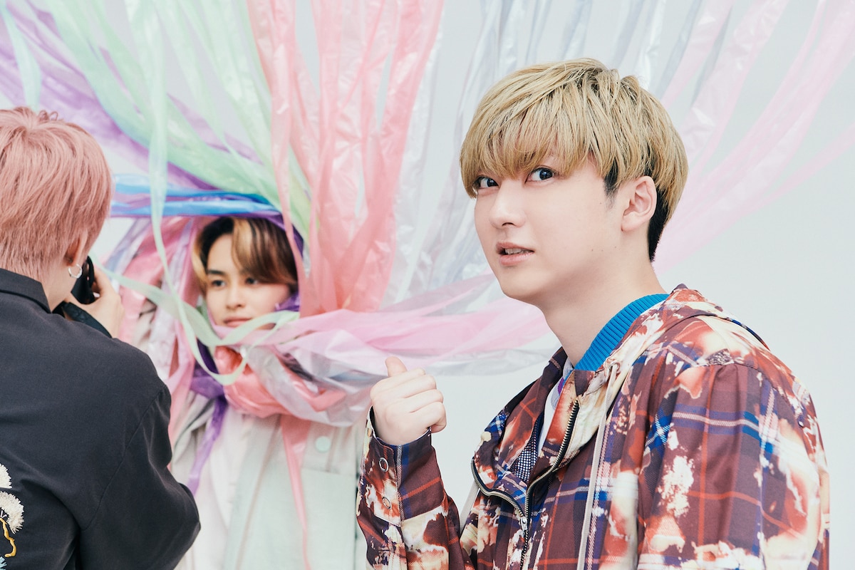 タクヤとタカシのフォトセッションと、それを見るユーキ（右）。