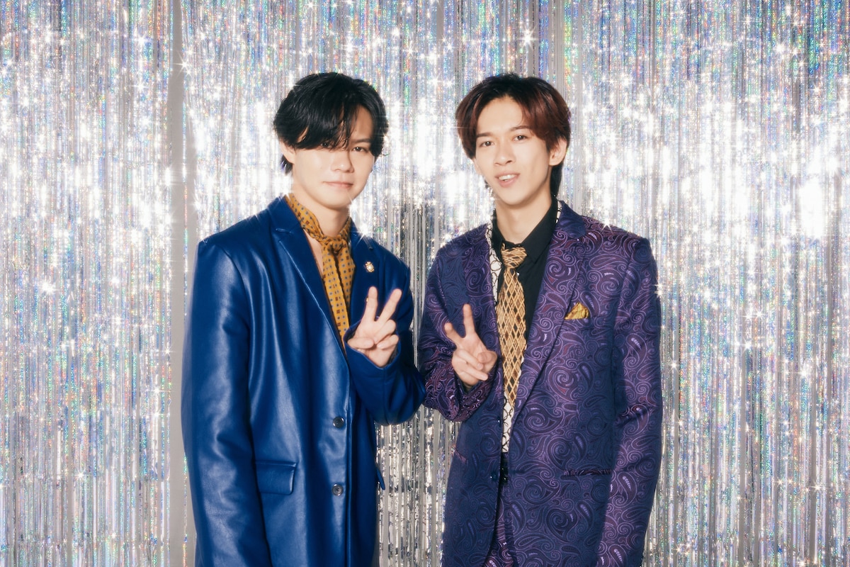 ピースするカイとリョウガ。