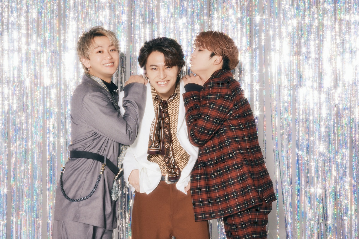 タカシ(中央)に迫るシューヤとユーキ。