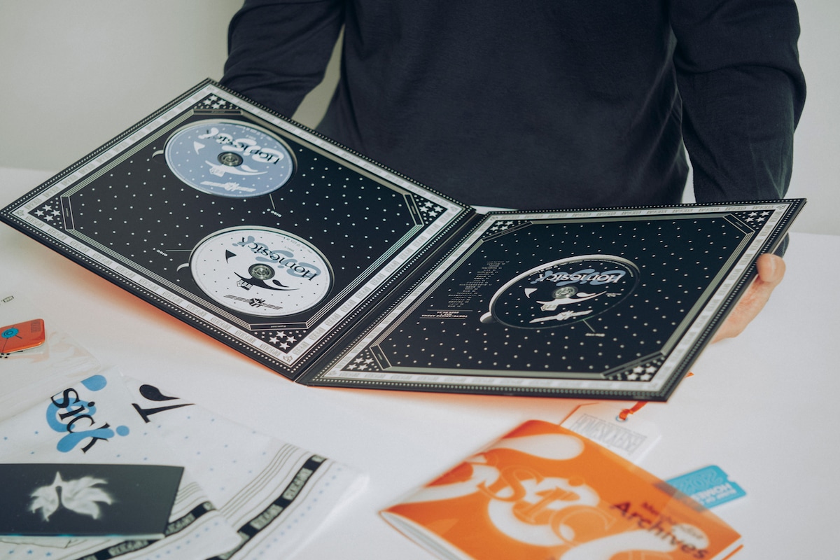 「BUMP OF CHICKEN TOUR ホームシック衛星2024 at ARIAKE ARENA」に収められるBlu-ray、CDのケース。