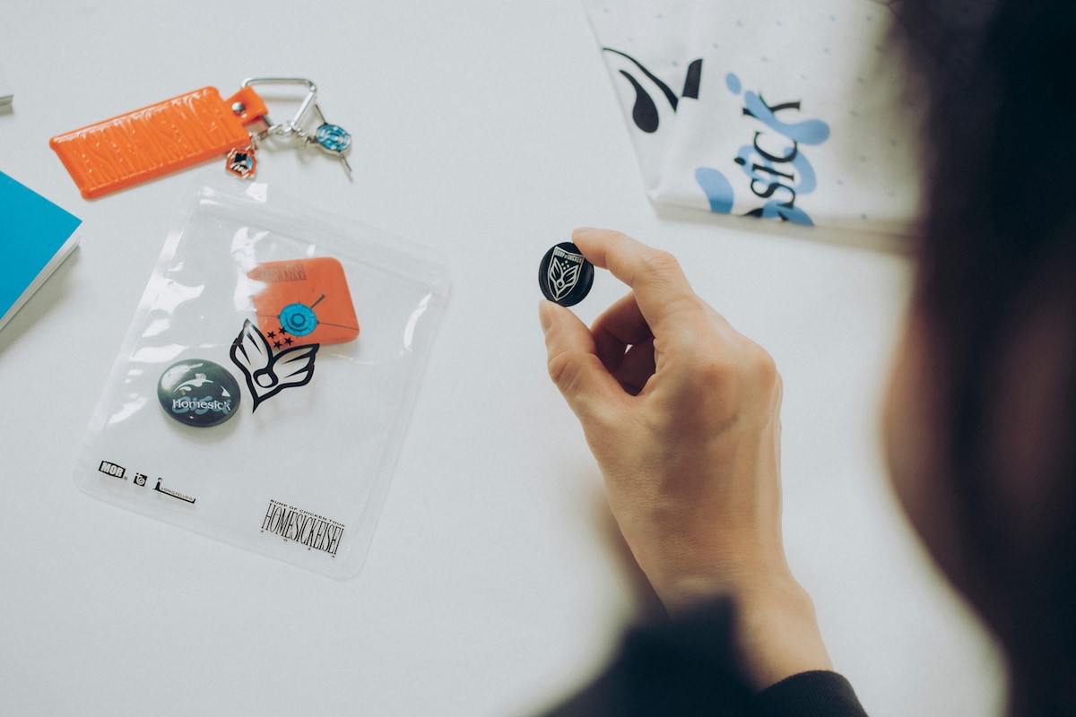 「BUMP OF CHICKEN TOUR ホームシック衛星2024 at ARIAKE ARENA」に収められるグッズ。