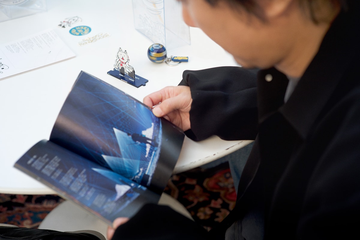 「BUMP OF CHICKEN TOUR 2024 Sphery Rendezvous at TOKYO DOME」TOY'S STORE限定盤に封入されるフォトブックとグッズ。（撮影：太田好治）