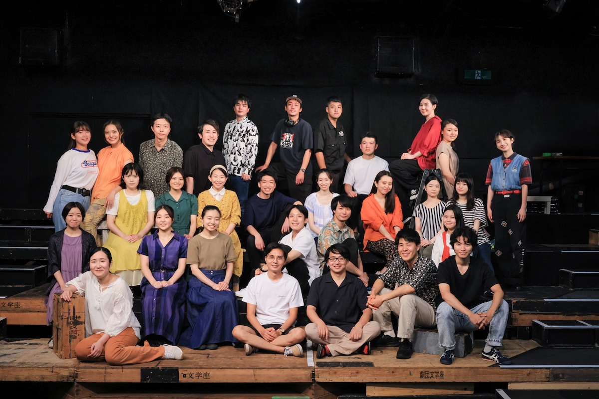 文学座附属演劇研究所の研修科の生徒たち。