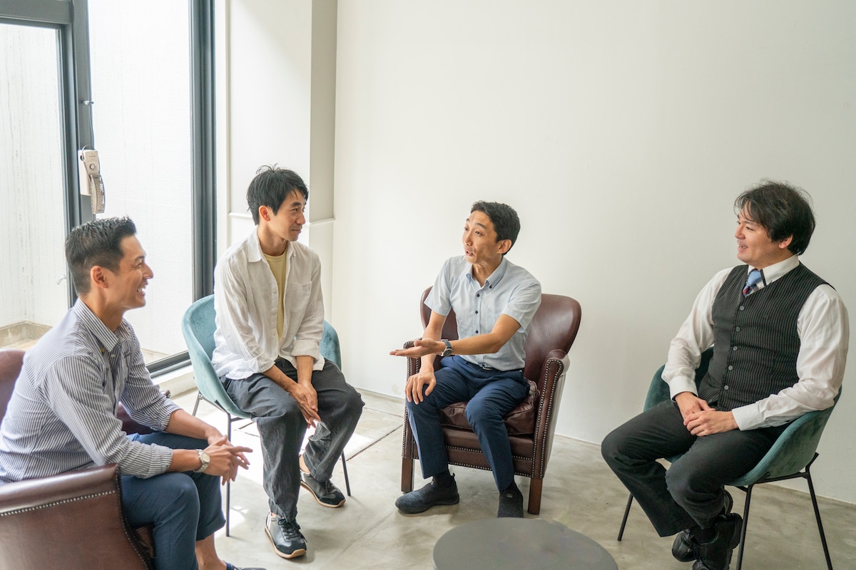 左から小泉将臣、手塚祐介、植田真介、嶋田翔平。