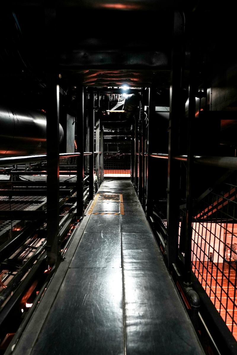 天井部分の通路。照明スタッフはこの細い道を毎日行き来してスタンバイしていた。