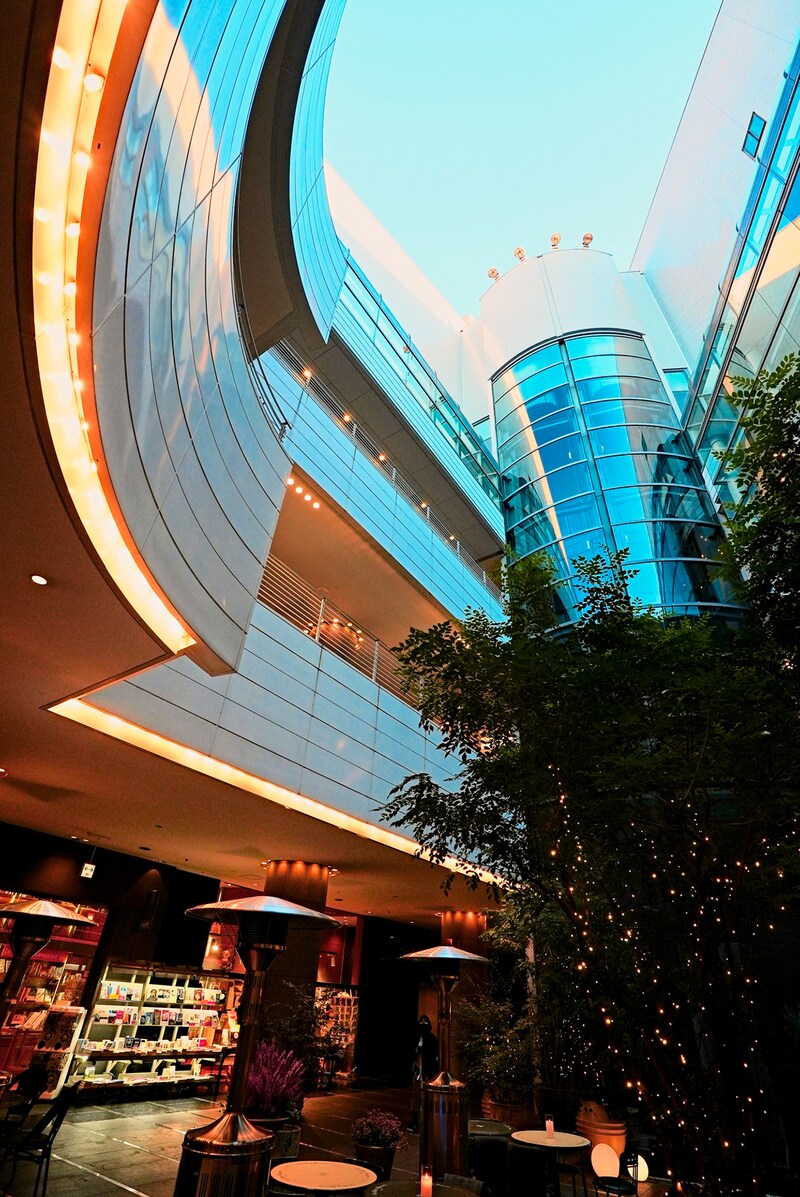 Bunkamura地下1Fのドゥ マゴ パリテラスからシアターコクーンを見上げた様子。