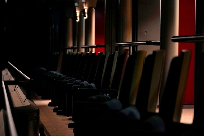 シアターコクーン客席の様子。シックなグリーンが印象的だった。