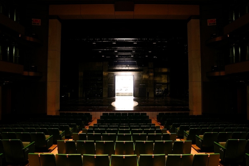 1階客席から見た舞台の様子。