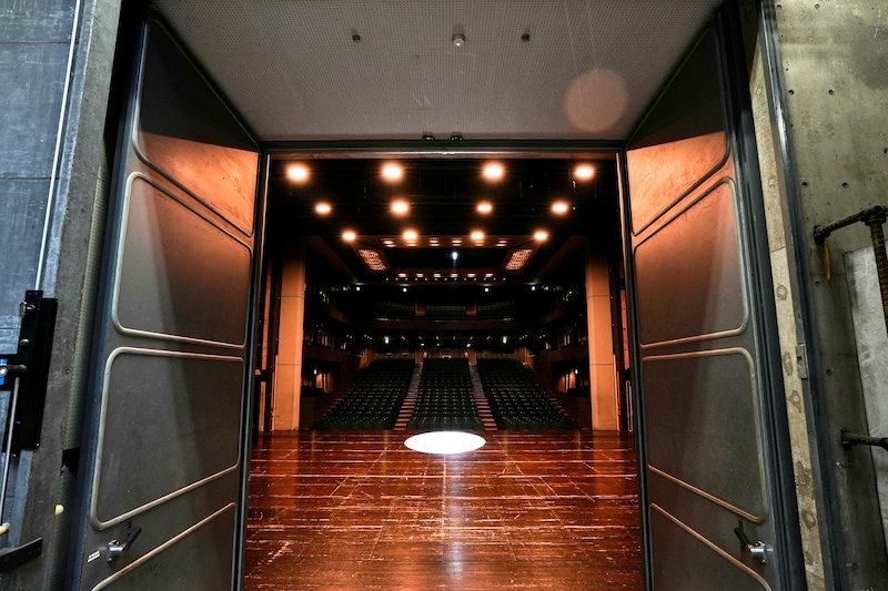 搬入口から見た舞台の様子。