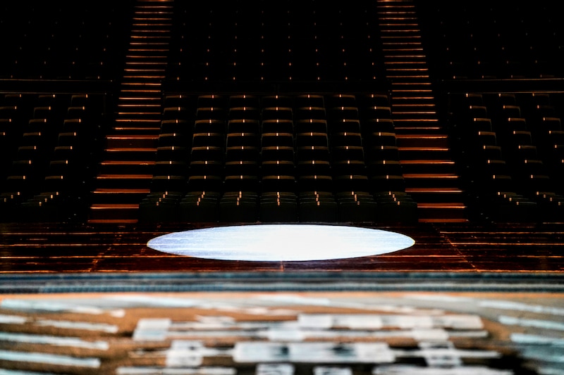 搬入口から見た舞台の様子。スポットライトが当たるとそれだけで印象が変わる。