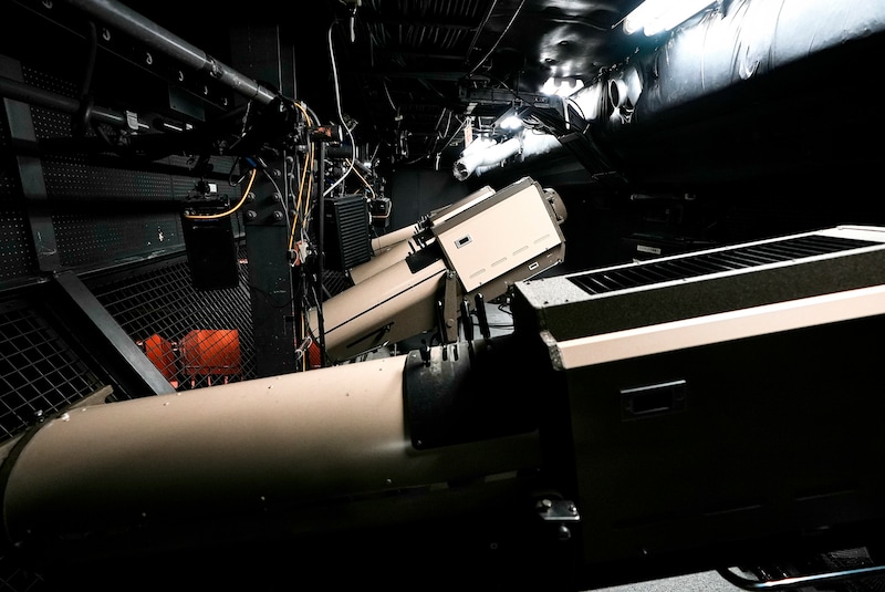 所狭しと照明機材が並ぶ。