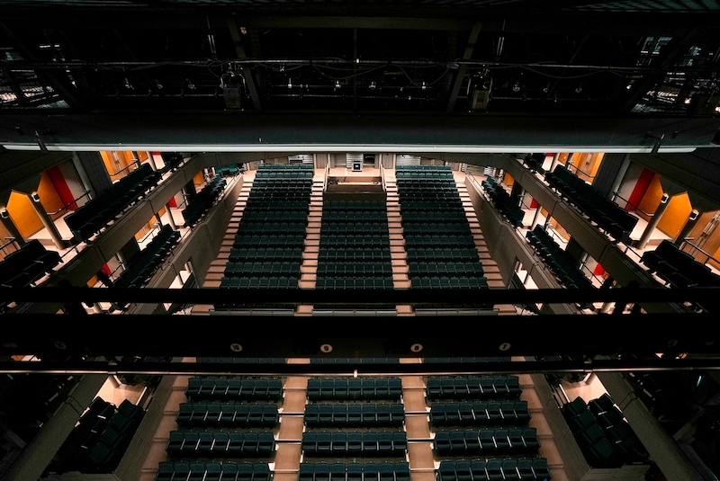 天井部分から見た客席の様子。思わず足がすくむ。