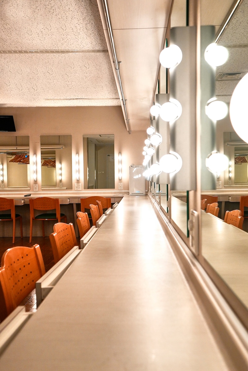 俳優さんたちの息遣いが感じられるような楽屋の様子。