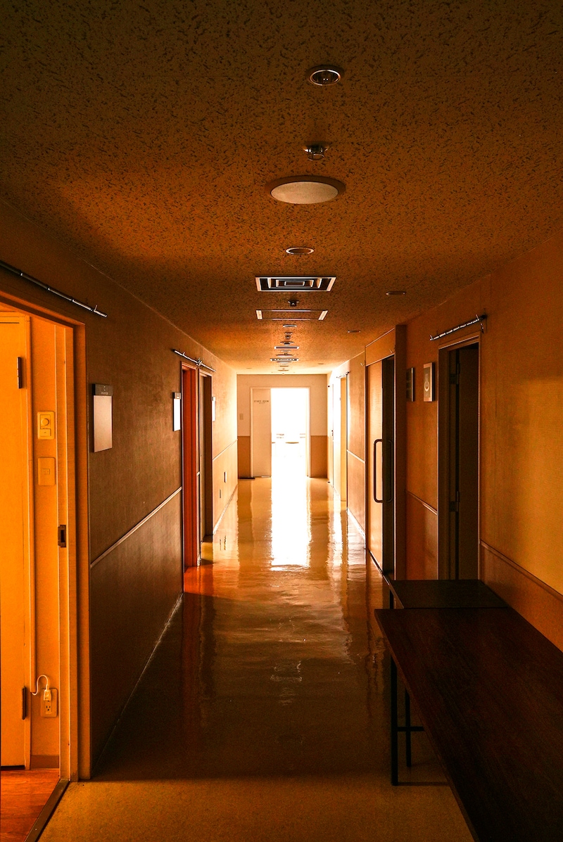 楽屋通路の様子。公演時はこの通路に衣裳などが並ぶ。