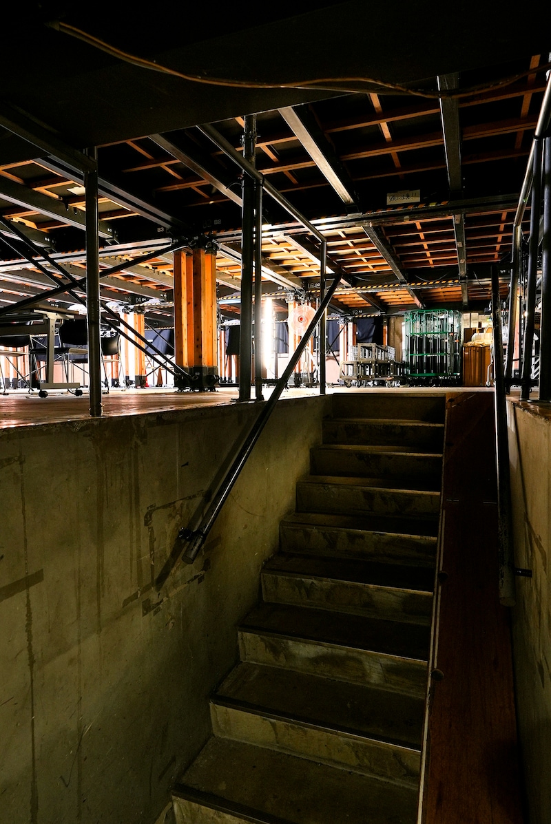 奈落の様子。公演中、実はここでスタッフが作業をしていることも。