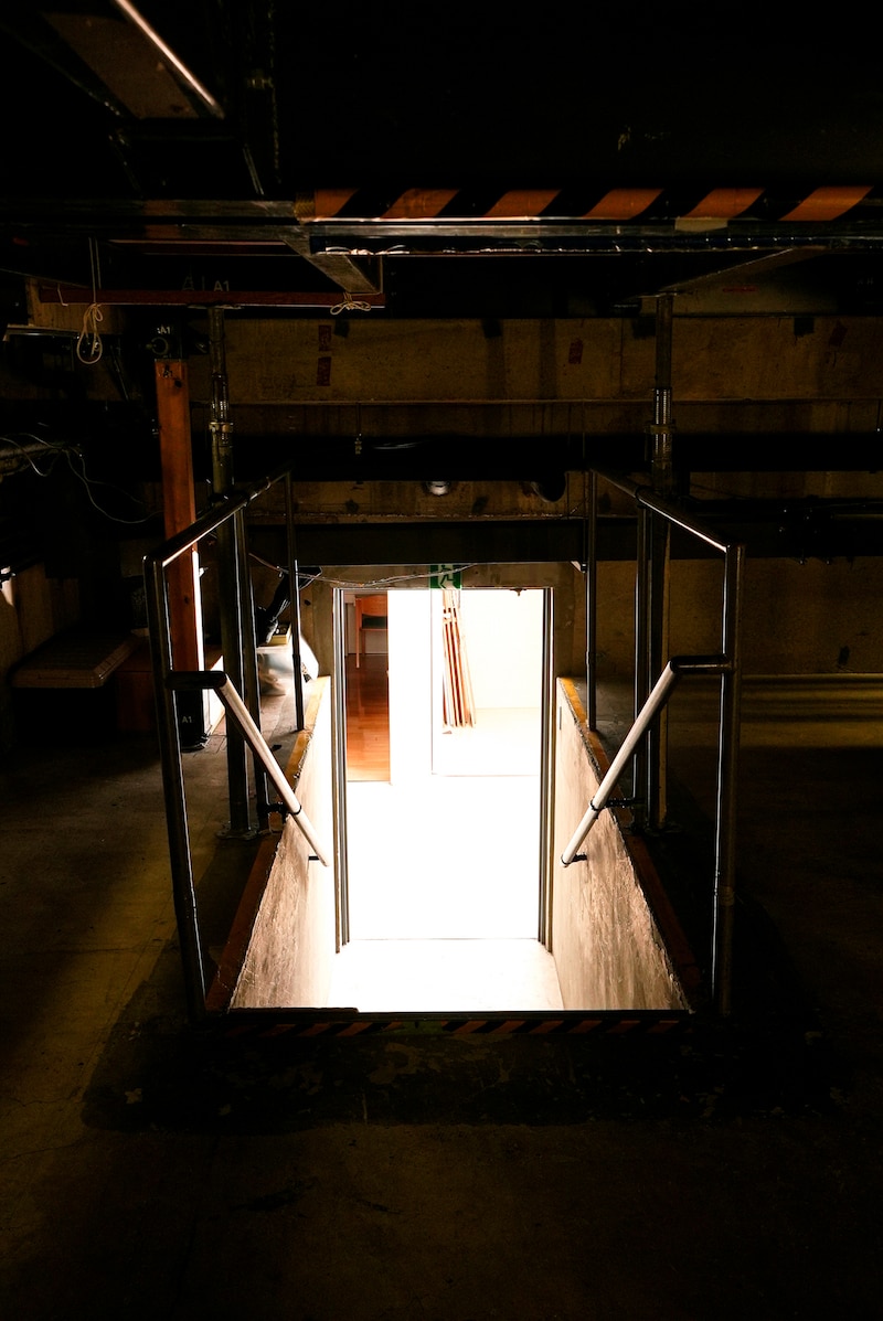 奈落から楽屋に続く階段の様子。