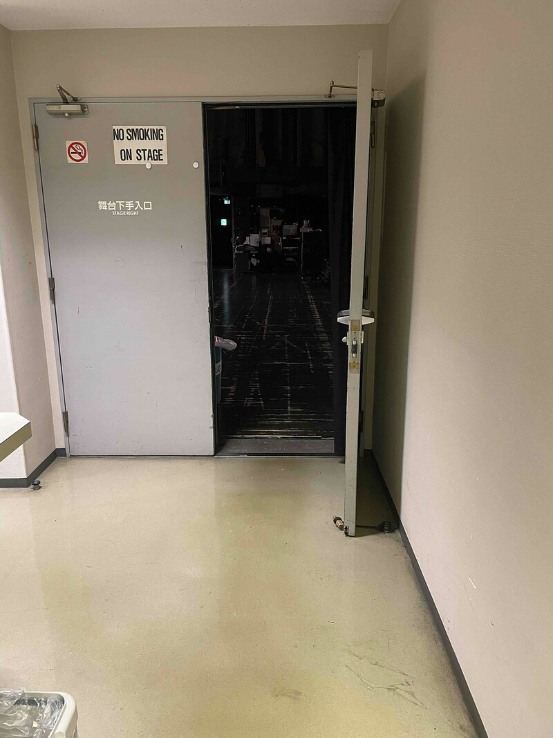 シアターコクーン舞台下手袖の入口。
