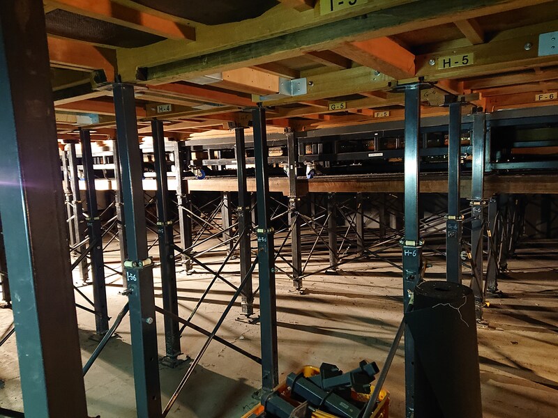 客席下奈落の様子。