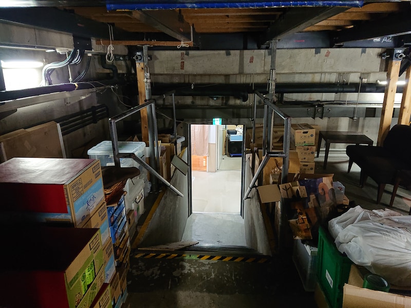 奈落から楽屋への階段。