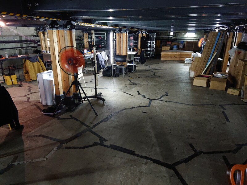 シアターコクーンの歴史が感じられる奈落床面に貼られた黒い線。