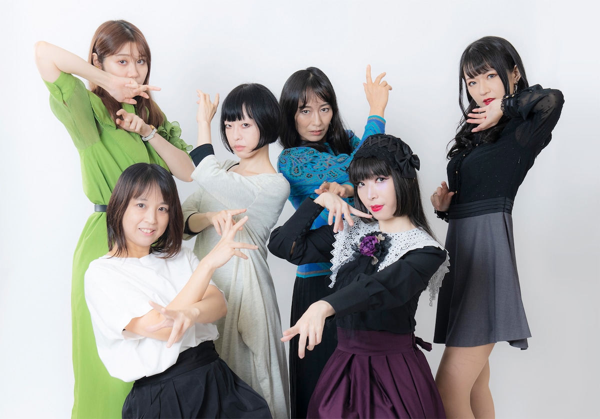 “月蝕ポーズ”をとる面々。前列左から一ノ瀬めぐみ、白永歩美。後列左から新井舞衣、大島朋恵、里見瑤子、夢乃菜摘。