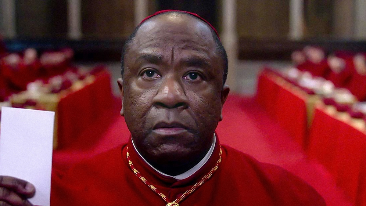 ルシアン・ムサマティ演じるアデイエミ枢機卿は黒人初の教皇になるかと期待される