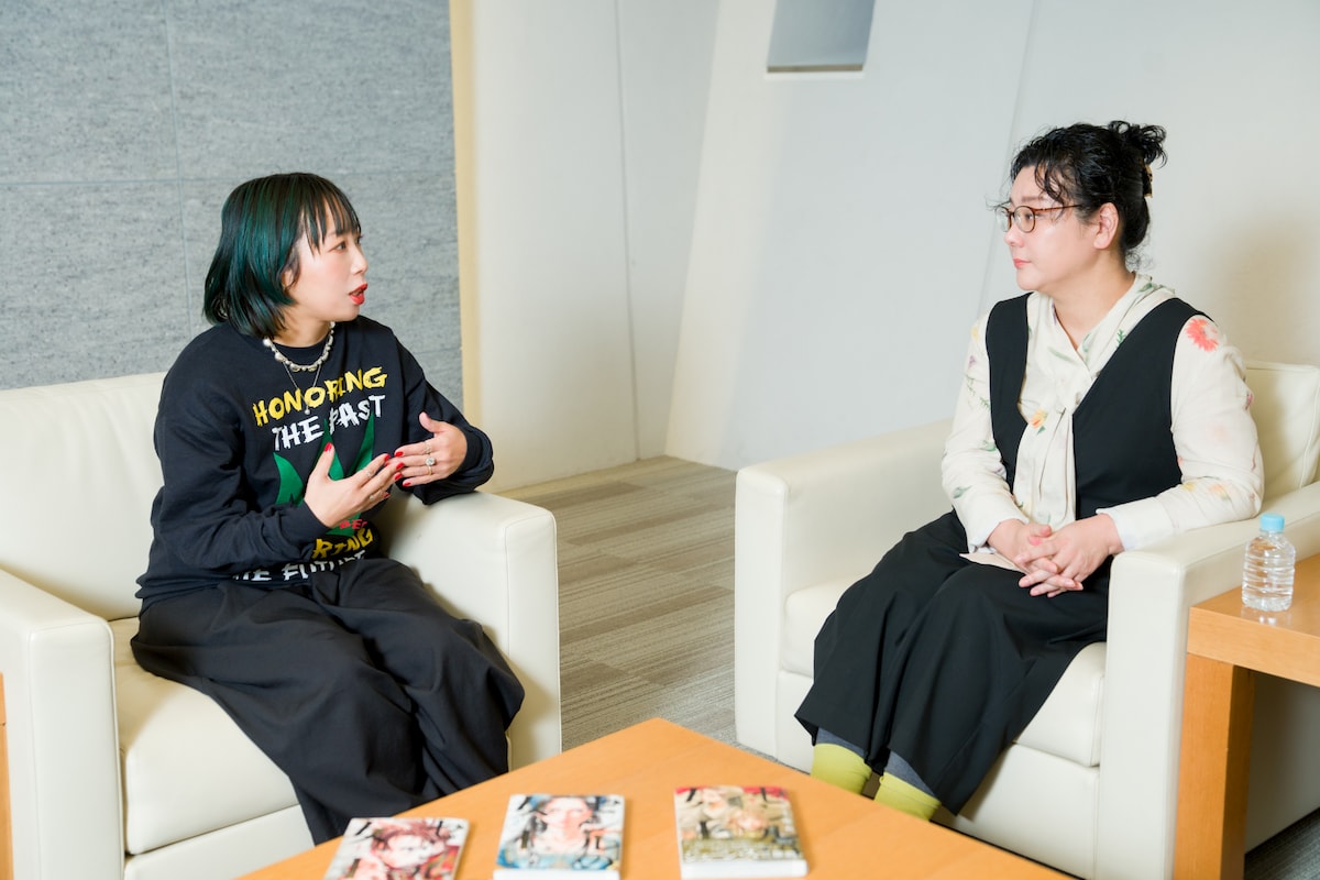 左からこざき亜衣、ジェーン・スー。