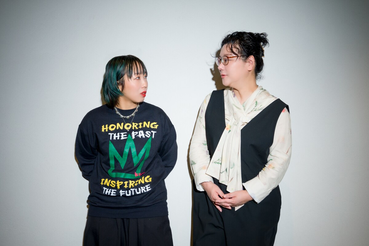 左からこざき亜衣、ジェーン・スー。