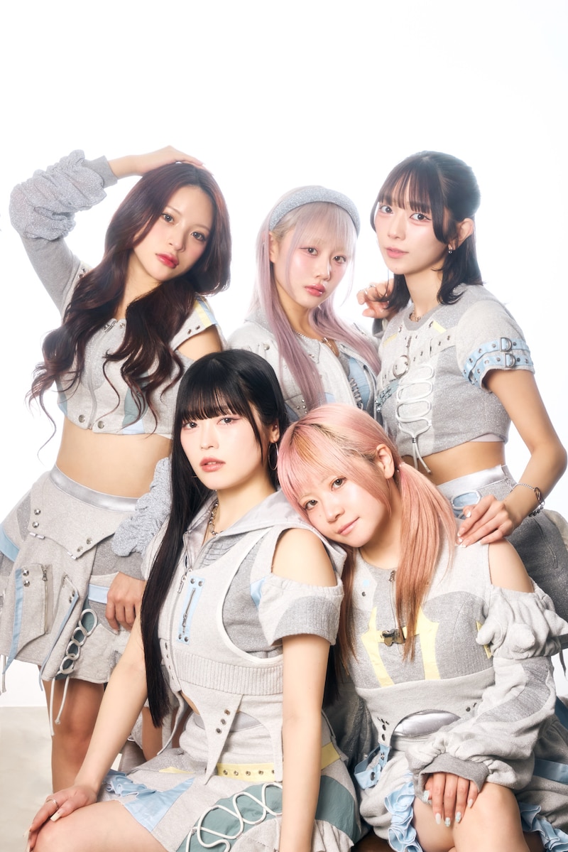 Chalca。上段左から月嶺はるか、月永凜音、望月愛実、下段左から工藤みか、YUINA。